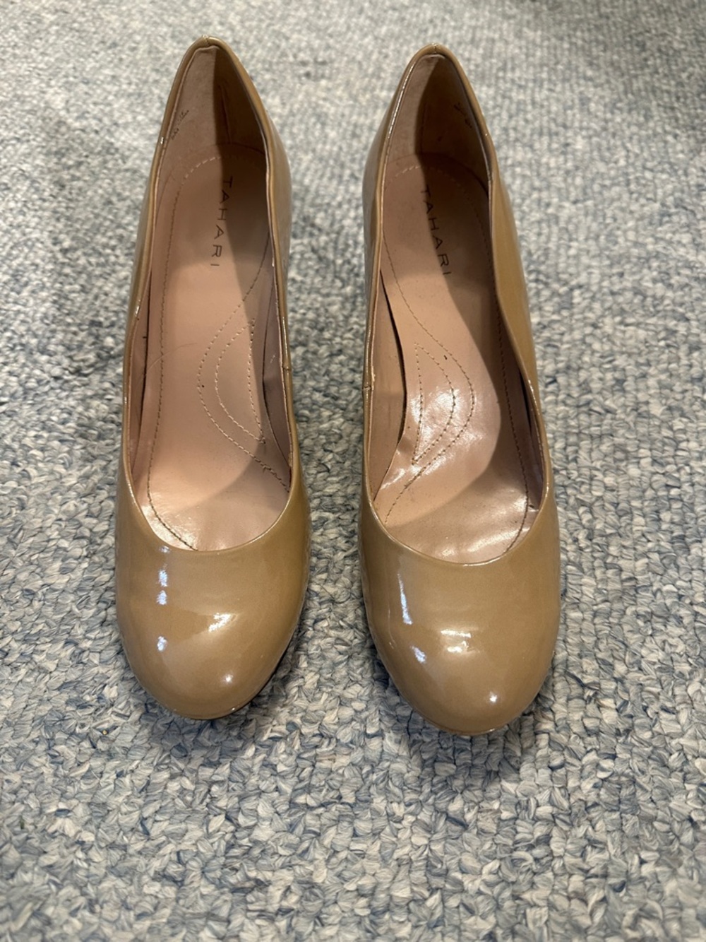 Tahari heels tan patent size 8
